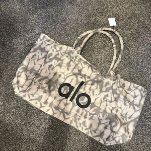 ALO Yoga Gray Tote Bag with Modern Design